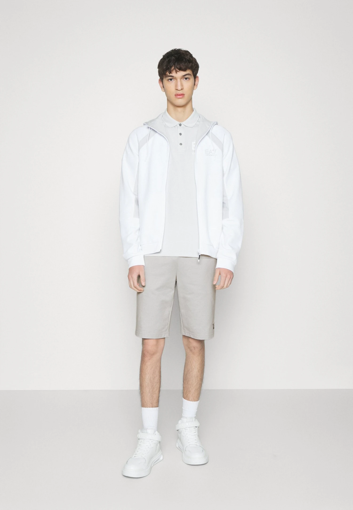 EA7 Emporio Armani Bermuda - Pantalones Deportivos - Light Grey - Imagen 2