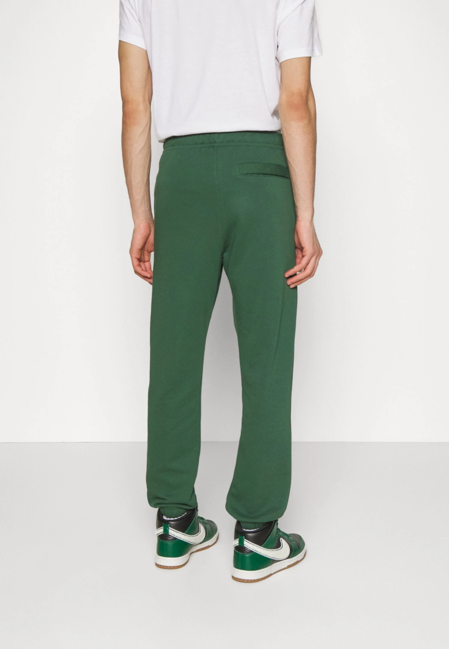 Nike Sportswear Club Pant - Pantalones Deportivos - Dark Green - Imagen 4