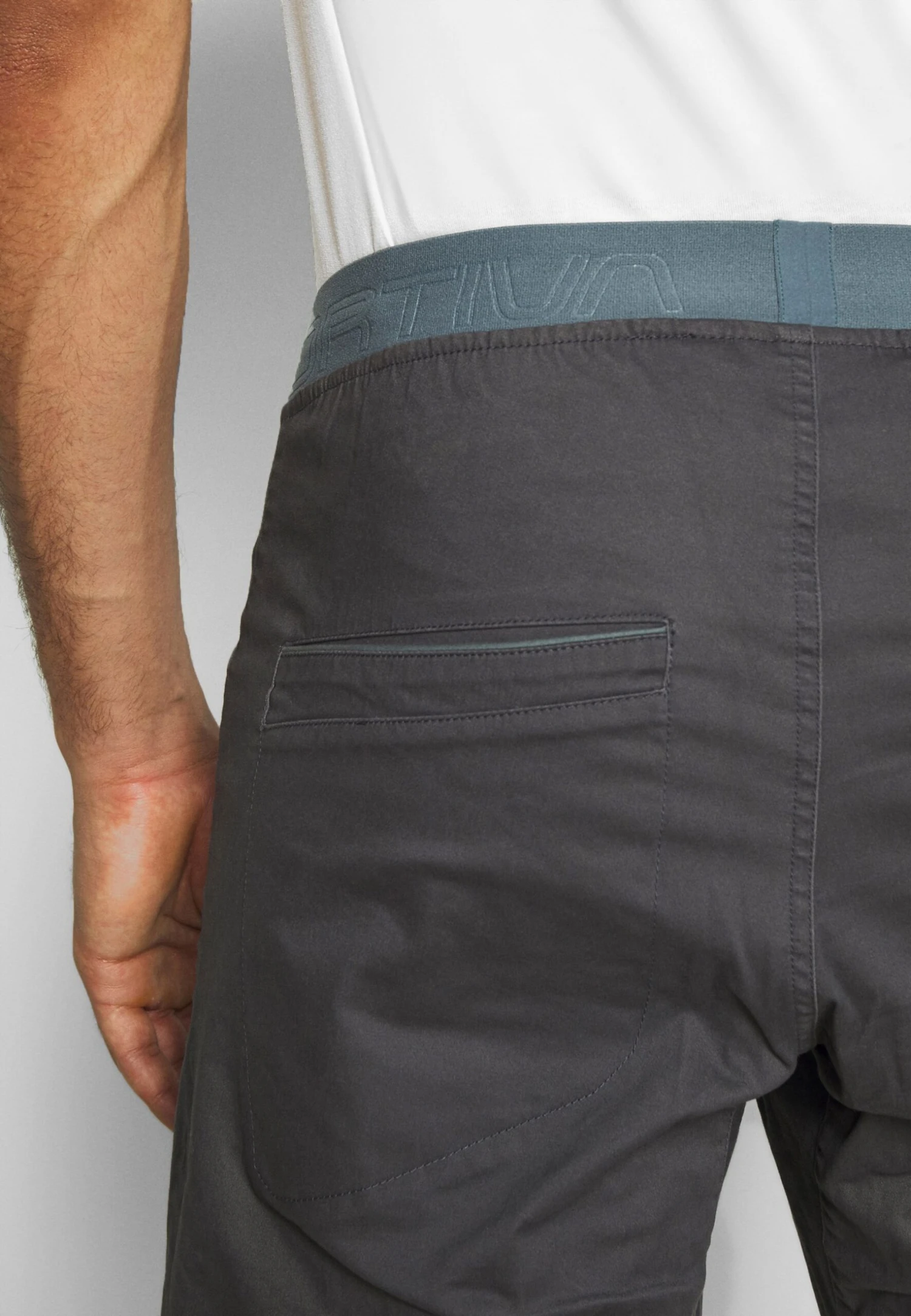 La Sportiva Flatanger - Pantalones Montañeros Cortos - Carbon/Slate - Imagen 4