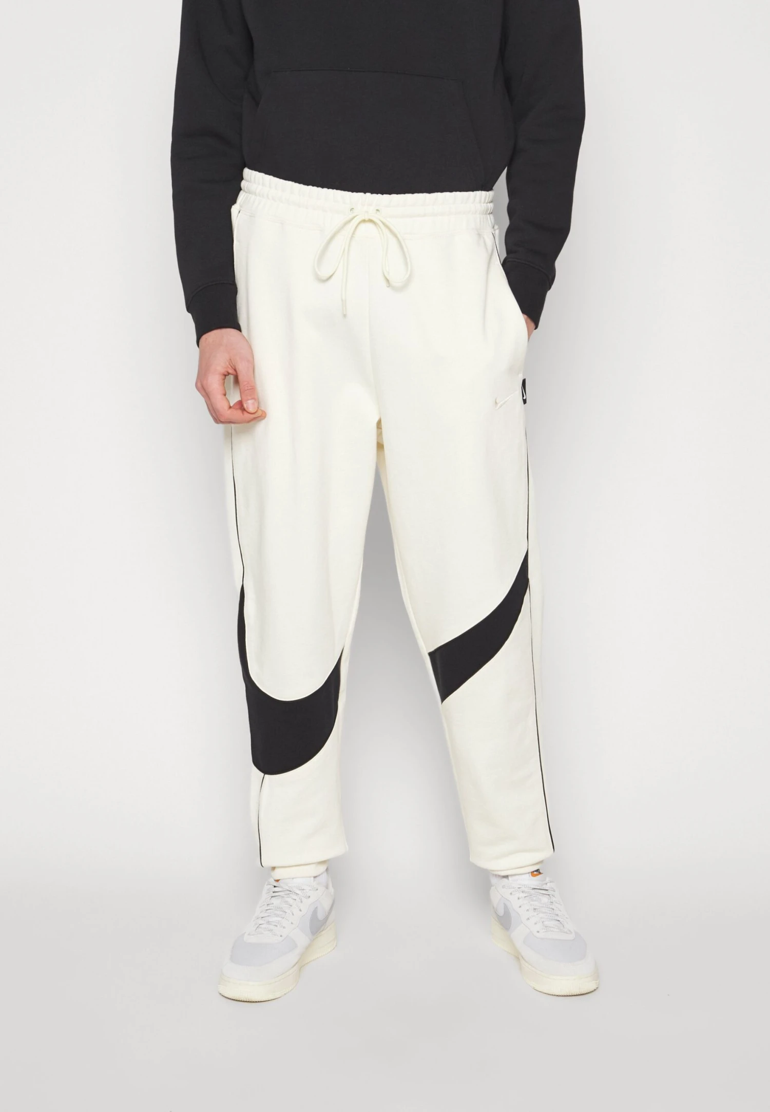 Nike Sportswear Pant - Pantalones Deportivos - Coconut Milk/Black - Imagen 3