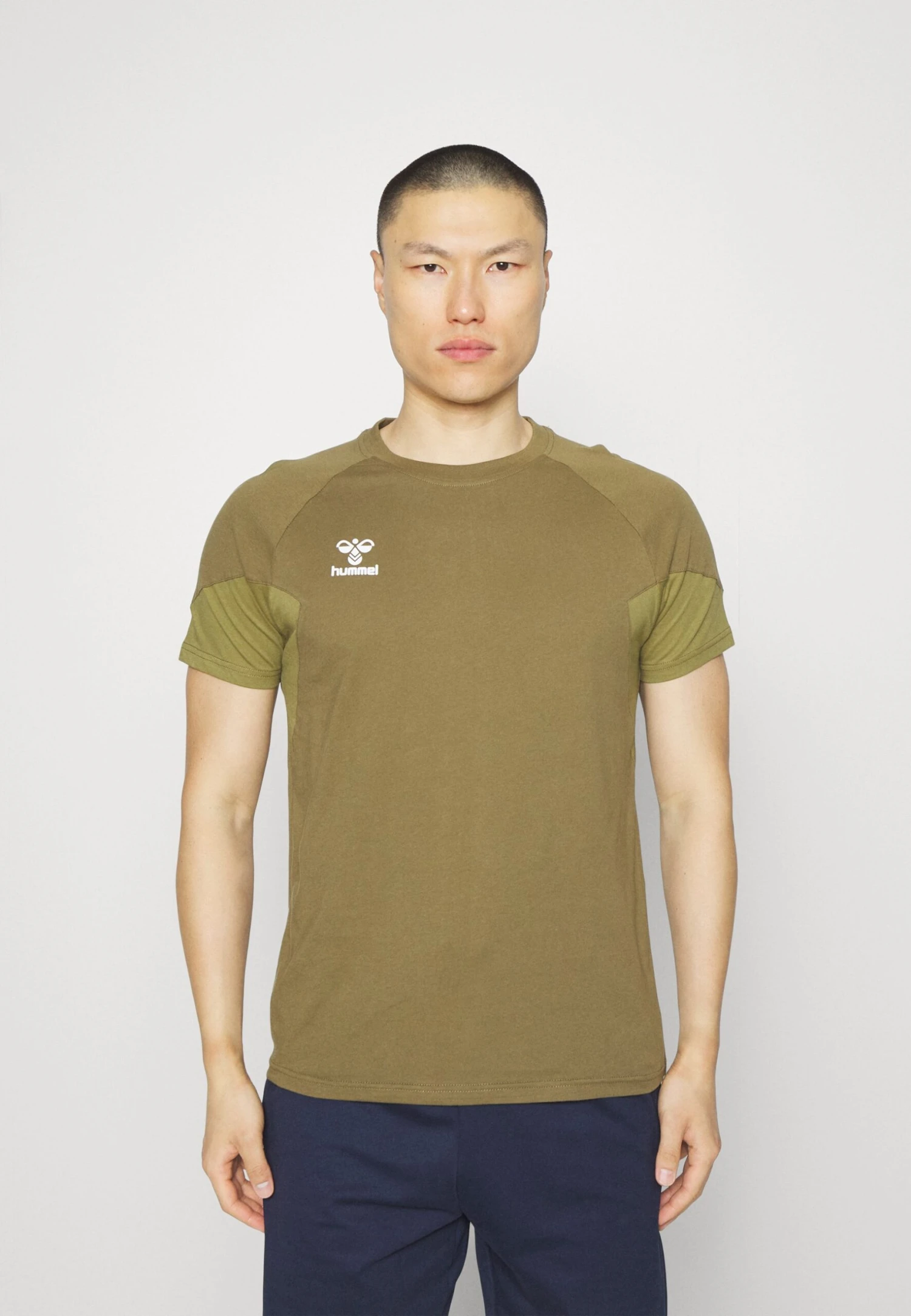 Hummel Travel - Camiseta Estampada - Military Olive