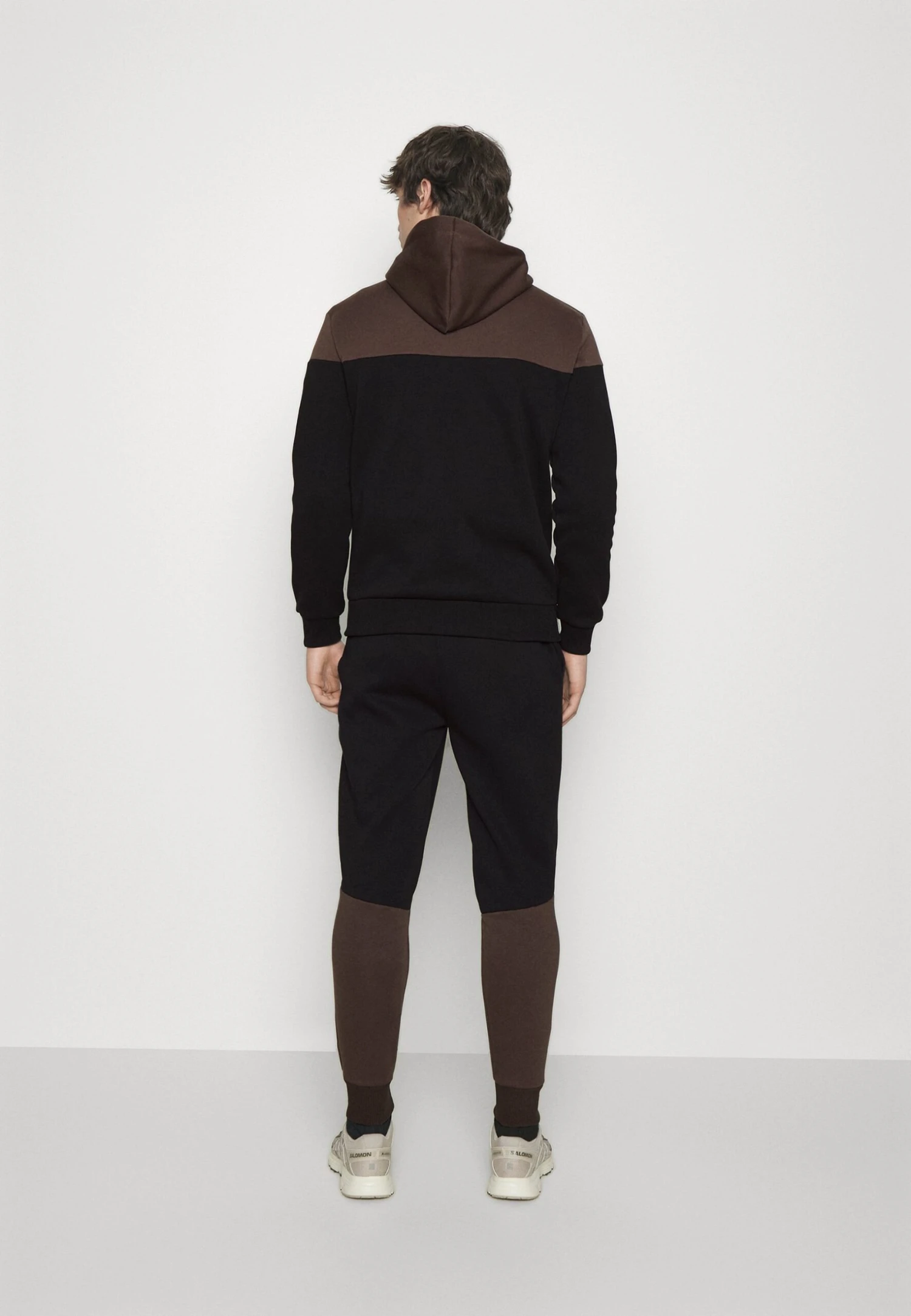 Contrast Script Tracksuit Set - Chándal - Brown/Black - Imagen 3