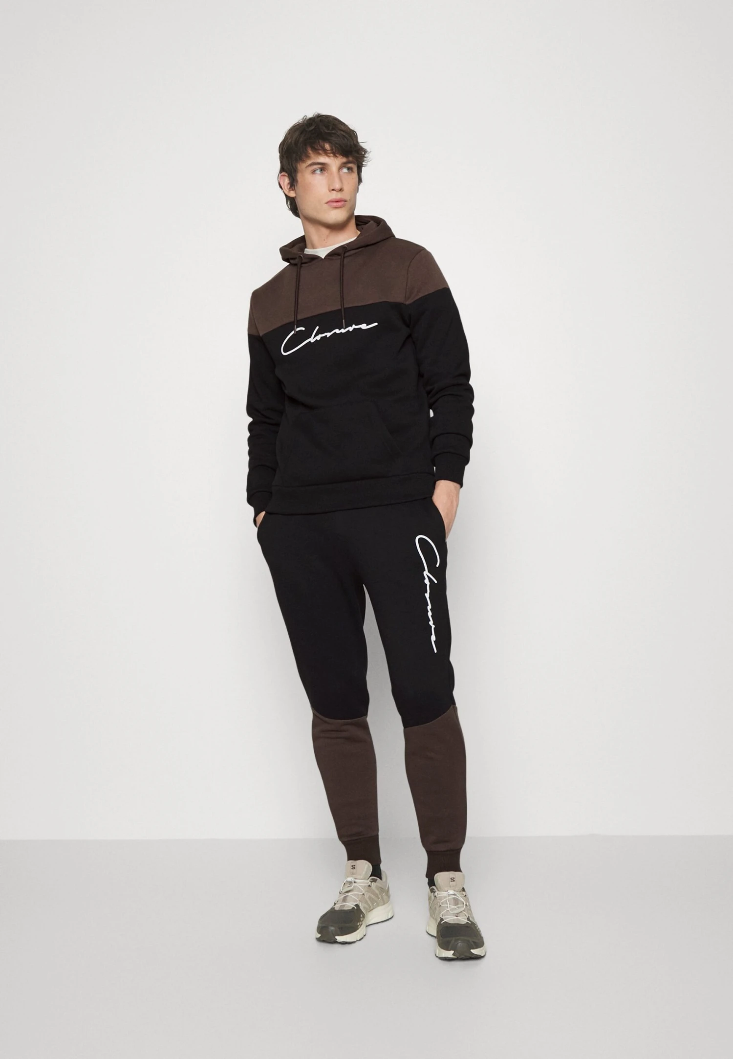 Contrast Script Tracksuit Set - Chándal - Brown/Black - Imagen 2
