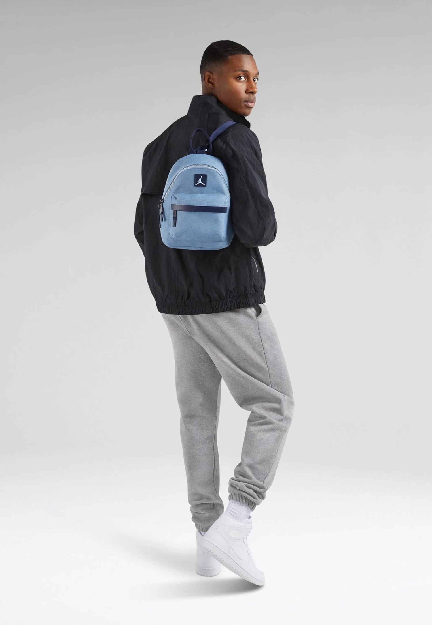 Jordan Monogram Mini Backpack Unisex - Mochila - Chambray - Imagen 2