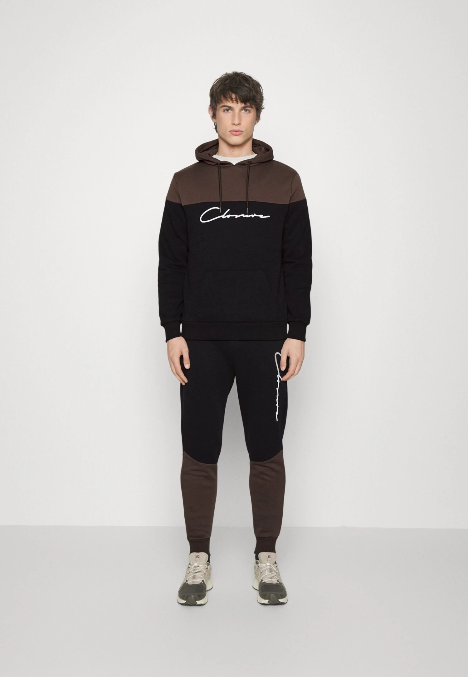 Contrast Script Tracksuit Set - Chándal - Brown/Black