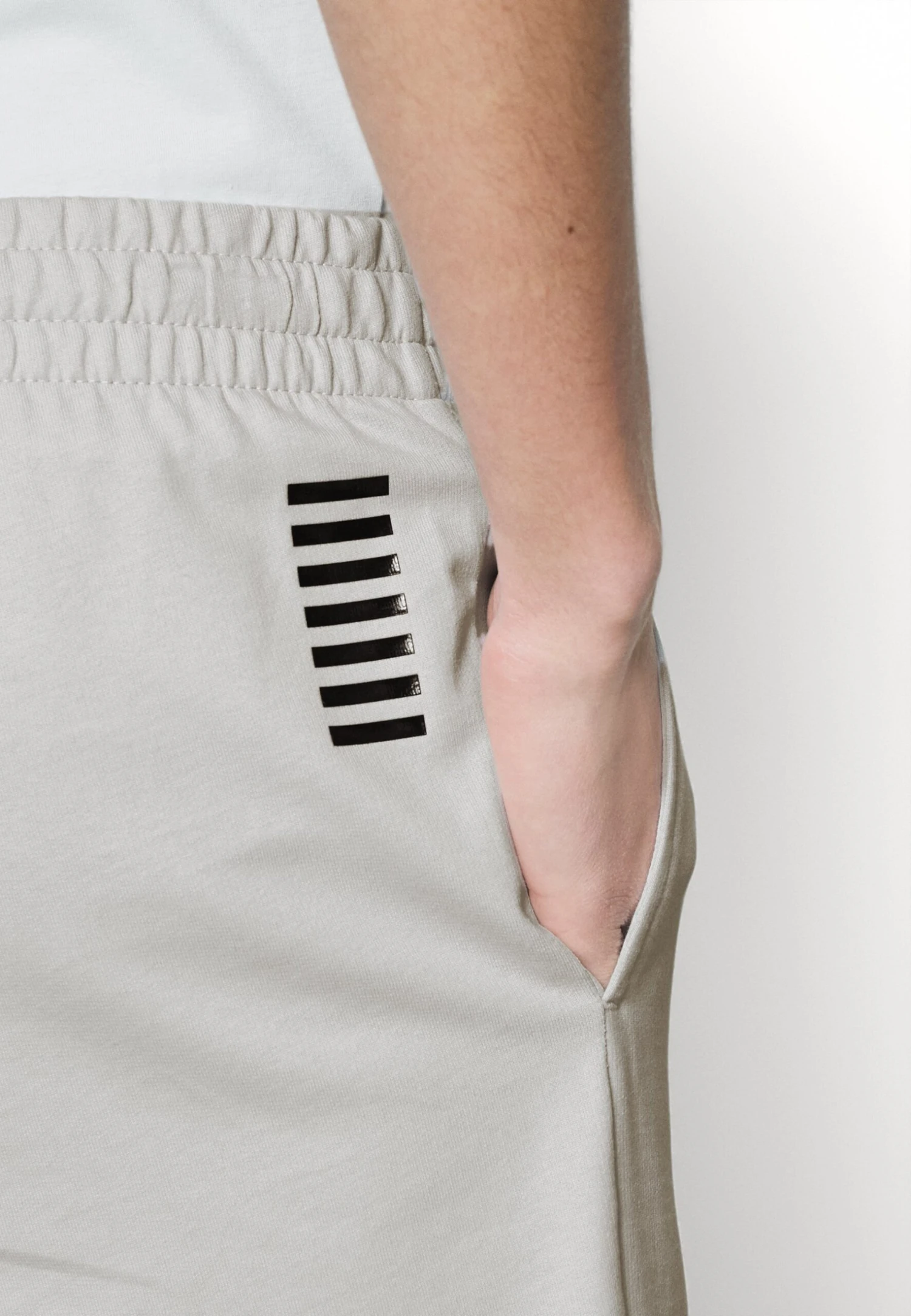 EA7 Emporio Armani Bermuda - Pantalones Deportivos - Light Grey - Imagen 4