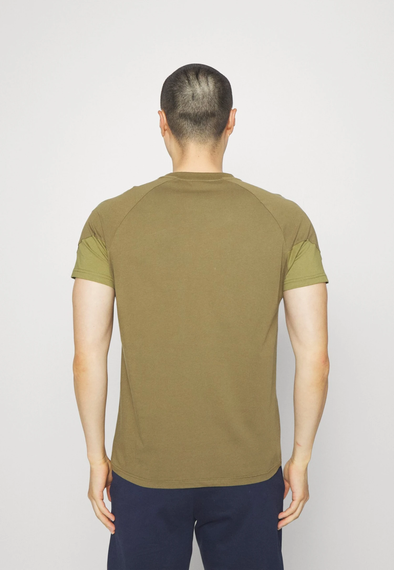 Hummel Travel - Camiseta Estampada - Military Olive - Imagen 3
