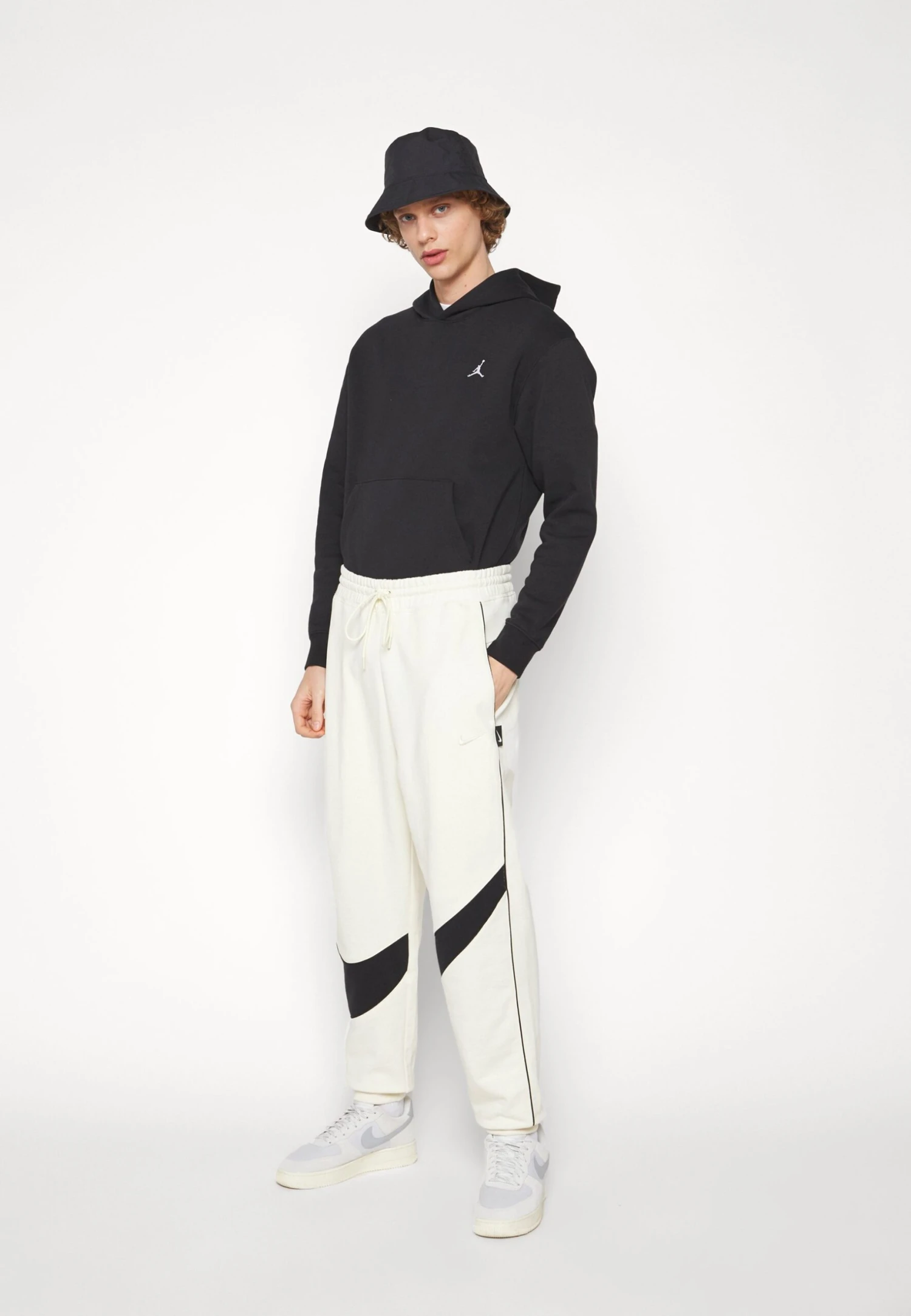 Nike Sportswear Pant - Pantalones Deportivos - Coconut Milk/Black - Imagen 5