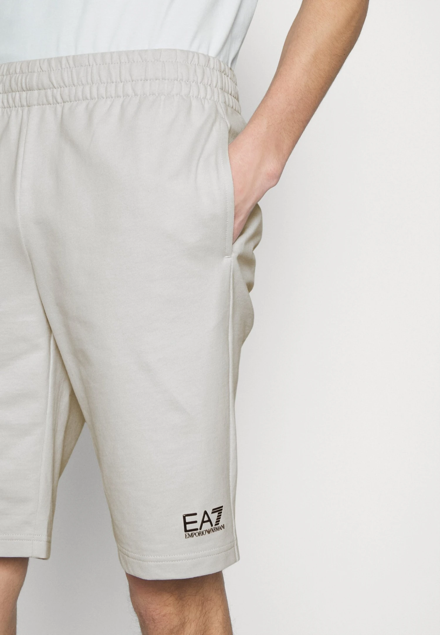 EA7 Emporio Armani Bermuda - Pantalones Deportivos - Light Grey - Imagen 6