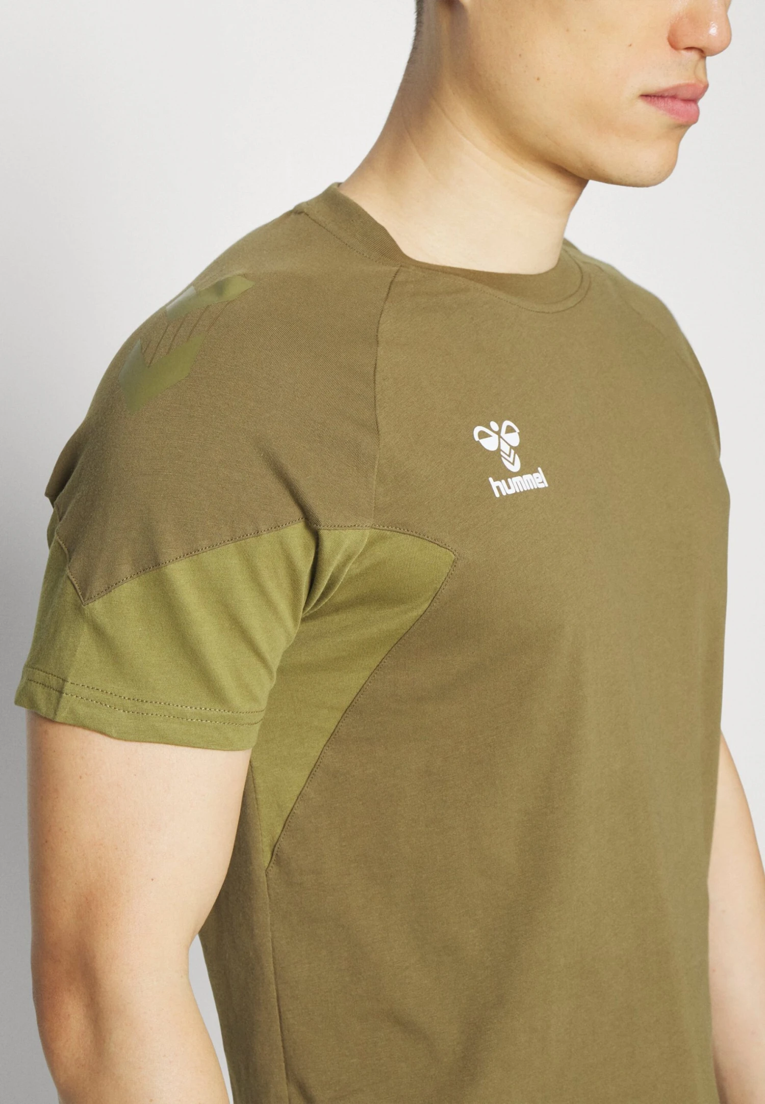 Hummel Travel - Camiseta Estampada - Military Olive - Imagen 5